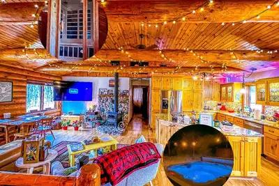 Image de Rustic Charm: Pewaukee Lake Cabin, Sauna & Hot Tub