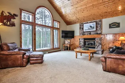Image de Escape to this gorgeous 4 bedroom home on the Chain of Lakes!