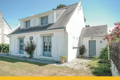 Image de A 500m de la plage, au calme sur un terrain arboré clos de 520 m2.