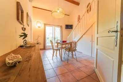 Image de Gîte Confort 4 Pers Terrasse et Cuisine Équipée pour Familles Amis dans le Gard!