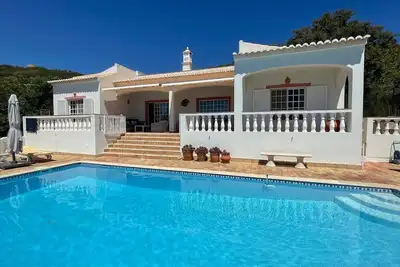 Image de Charmante villa nichée sur les hauteurs avec fabuleuse vue mer panoramique