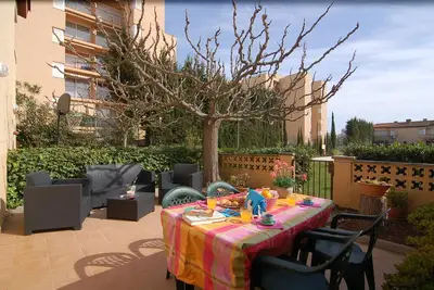 Image de Charmante maison à louer à Roses, Costa Brava! A 1200 mètres de la plage. Grande terrasse et piscine communautaire.