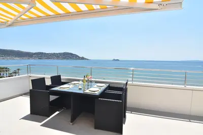 Image de Charmant appartement à louer à Roses, Costa Brava! 0 mètres de la plage. Profitez de la piscine communautaire et de la vue sur la mer.