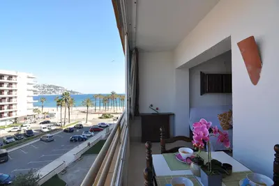 Image de Charmant appartement à louer à Roses, Costa Brava! 0 mètres de la plage. Profitez de la piscine communautaire et de la vue sur la mer.