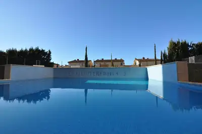Image de Appartement sur la Costa Brava, 2 chambres pour 6 personnes, vue sur la montagne, piscine communautaire, proche plage, supermarché et restaurants.