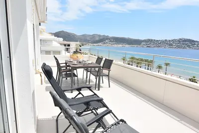 Image de Bonheur en bord de mer : Appartement accueillant avec 2 chambres à Roses, offrant une vue imprenable, idéal pour les familles!