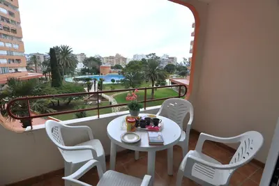 Charmant studio à louer à Roses, Costa Brava! A 1500 mètres de la plage. Capacité de 4 personnes, avec vue sur le jardin et la piscine.