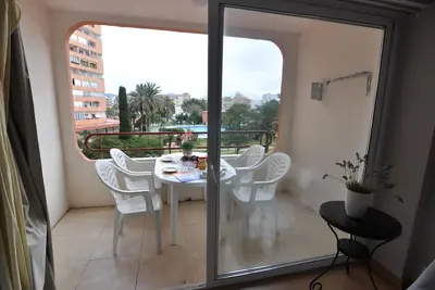 Charmant studio à louer à Roses, Costa Brava! A 1500 mètres de la plage, capacité pour 4 personnes. Piscine, Wi-Fi et plus de commodités.