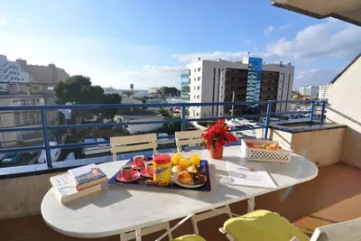 Image de Charmant appartement à louer à Roses, Costa Brava, à 400 mètres de la plage de Santa Margarita avec vue sur la marina.