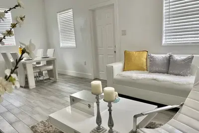 Image de Modern & New, Excellent Location Miami 2/1