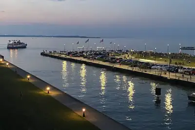 Image de Sparkling clean, family friendly condo right on the water! Cedar Point View!
