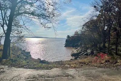 Image de 80’s Retro Themed Lakefront with Amazing Views Game Rm  Open Cabin-Fiber WiFi