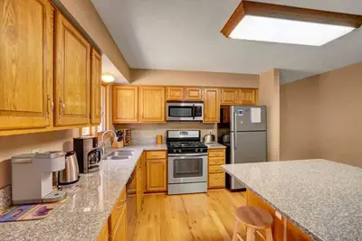 Image de Lake trail access, shops nearby, serene home