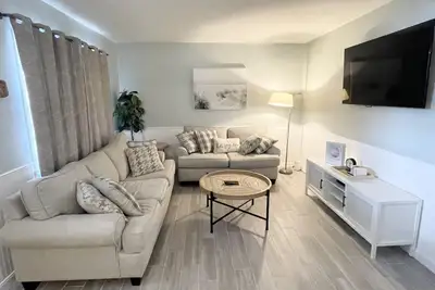 Image de Beautiful Private Condo- Newly Renovated- steps to the beach!