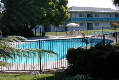 Image de Rare Find! Awesome Unit, Free Parking, Pool, Near Alameda Ferry Terminal!