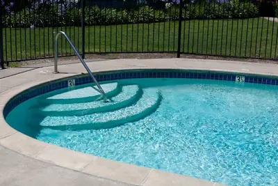 Image de In the Heart of it All! 2 Classy Units, Free Breakfast, Minutes to Oracle Arena