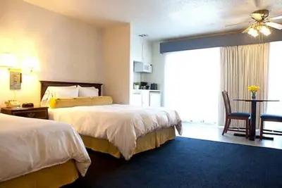 Image de Adventure Awaits! Enjoy Free Breakfast, Free Parking, Pool and Jacuzzi