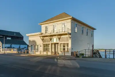 Image de Bandon Historic River House in Old town Bandon with amazing views!