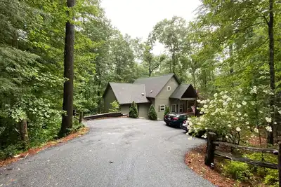 Mountain Home- Enjoy backyard trails, river and waterfall