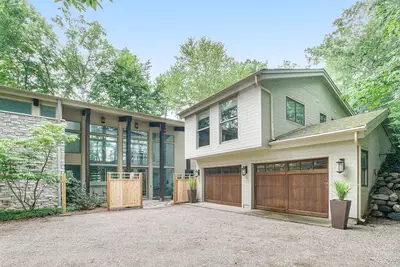 Image de Well-Designed Lakefront Home with Ping-Pong and Free WiFi
