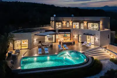 Image de Captivating 5br pool villa close Navarino Golf