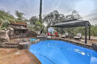 Image de Chic Whittier Oasis: Private Pool, Hot Tub & Grill