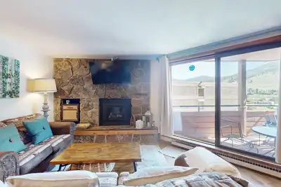 Image de Cozy Lakefront Condo w/ Free WiFi, Gas Fireplace, Shared Hot Tub, & Pool