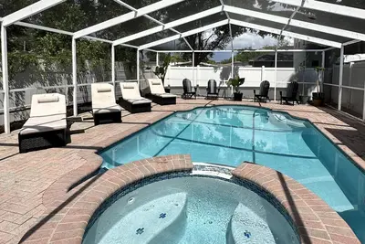 Image de Best Location ~ Big Home ~ Heated Pool & Jacuzzi