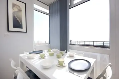 Image de Superb Sea View, all amenities in walking distance, new renovation