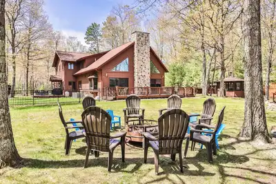 Image de Beautiful 5 bedroom with lake side gazebo and hot tub!