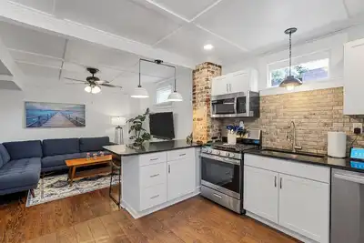 Image de Historic 1850s Home in Heart of Downtown blocks from King St.