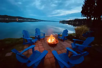 Image de Waterfront Getaway - Hot Tub - Walk to Restaurants, Coffee Shops & More!