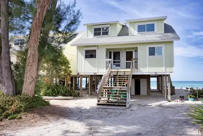 Palm Island Beachfront! Live on the beach! !