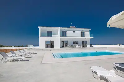 Image de Protaras Holiday Villa Ga98 - a villa that sleeps 12 guests in 6 bedrooms