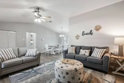 Image de Welcome to Beachy Breeze - A Quiet Coastal Pool Home - 10 minutes from the Beach