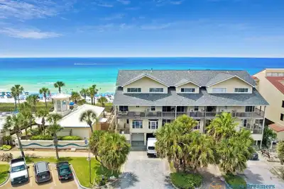 Image de 🐚 Silver Beach Retreat | Beachfront | Free Vip Package & Beach Chair Service