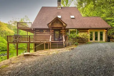 Image de Hidden Creek Cabin - Yard, Pet Friendly, Creek, Hot Tub, & Foosball!
