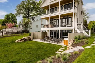 Image de Newly Constructed Modern Farmhouse on Paw Paw Lake