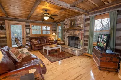 Image de Rustic Cabin Near Quaint Town