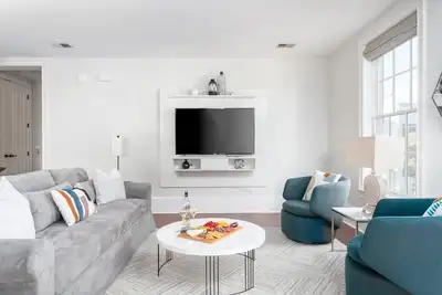 Image de Park-View Light-Filled Condo + Elevator + Parking