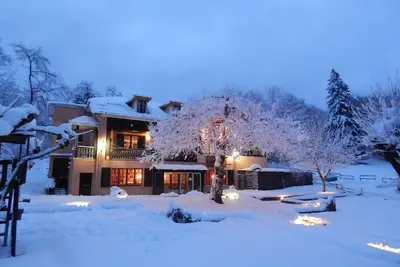 Grande maison du 19ème à la montagne dans un parc clôturé, Pyrénées Emotions