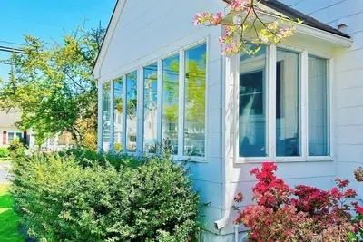 Image de Classic Beach Cottage In Town