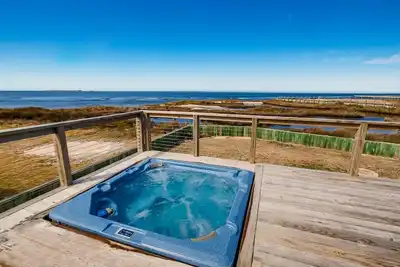 Image de Soundfront Dog Friendly Hatteras Home w/ Hot Tub, Fenced Yard, and Water Views