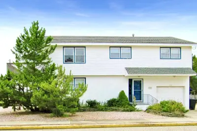 Image de 4 bedroom, 2 bath home is located in Avalon's north end and offers views of the inlet and the ocean from the large second floor deck.