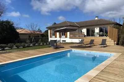 Image de Maison 8/10 pers plein centre-ville avec piscine