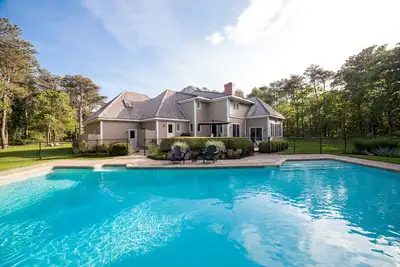 Image de Large Pool, Over 3 Acres, Incredible Location!