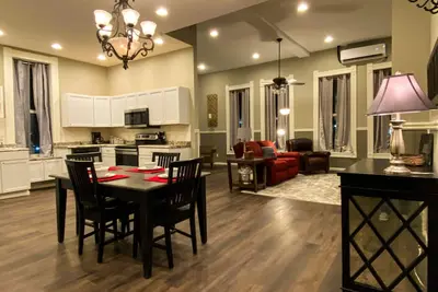 Image de The Chestnut on the Square Historic Loft A