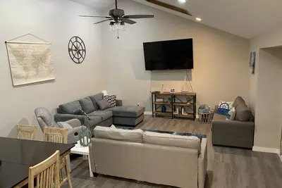 Image de Large lake home 1/2 mile from boat ramp and courtesy dock on Stockton Lake