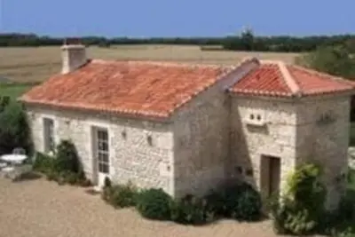 Image de Pigeonnier - Traditional Farmhouse near La Rochelle. beaches 20 mins and a pool.