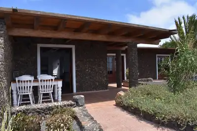 Image de Volcanic lava stone house short walk to the beach, sea and mountain views